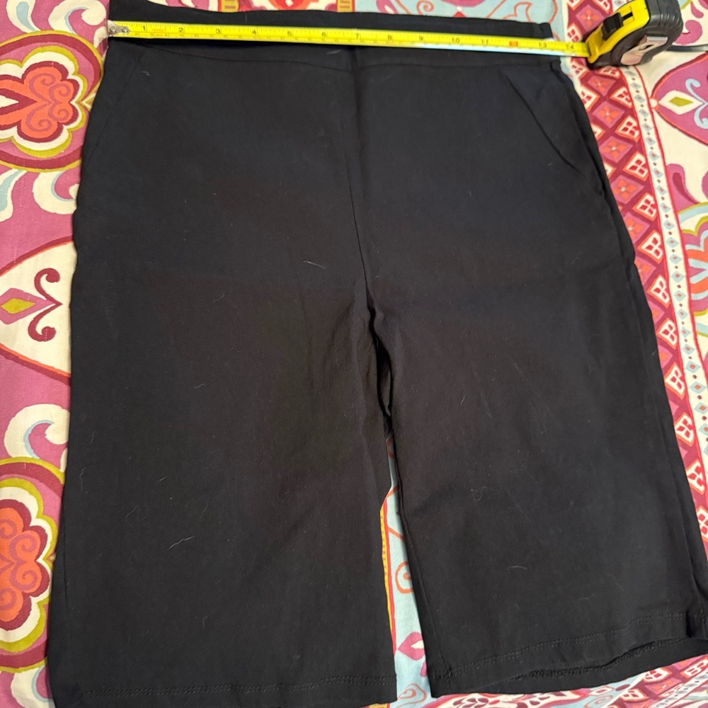 Ellen Tracy Bermuda shorts. Pull on flat front. Black. VGUC. Size S.
